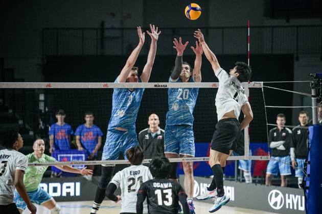 Volleyball, FIVB Nations League, Slowenien - Japan Volleyball - FIVB Men s Volleyball Nations League - Slovenia - Bulgaria - 29.06.2025 SaÅ¡o Å talekar(L) and Nik MujanoviÄ‡(R) jump to block the attack of Kento Miyaura during Mens Volleyball Nations League in Burgas, VNL Bulgaria Copyright: xYulianxTodorovx