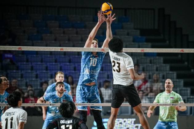 Volleyball, FIVB Nations League, Slowenien - Japan Volleyball - FIVB Men s Volleyball Nations League - Slovenia - Bulgaria - 29.06.2025 SaÅ¡o Å talekar and Larry Ik Evbade-Dan fight for the ball during Mens Volleyball Nations League in Burgas, VNL Bulgaria Copyright: xYulianxTodorovx