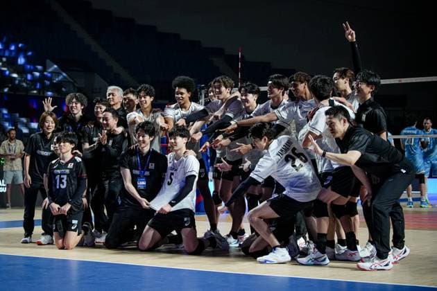 Volleyball, FIVB Nations League, Slowenien - Japan Volleyball - FIVB Men s Volleyball Nations League - Slovenia - Bulgaria - 29.06.2025 Japan national team, Nationalteam celebrate after winning the match against Slovenia with 3:0 during Mens Volleyball Nations League in Burgas, VNL Bulgaria Copyright: xYulianxTodorovx