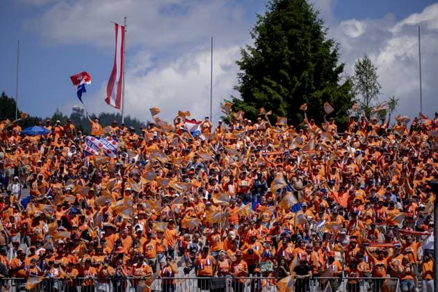 Formel 1, GP Österreich in Spielberg, Fahrerparade SPIELBERG - Fans during the drivers parade at the Red Bull Ring race track prior to the Grand Prix of Austria. ANP SANDER KING xVIxANPxSportx xxANPxIVx 530681544 originalFilename: 530681544.jpg