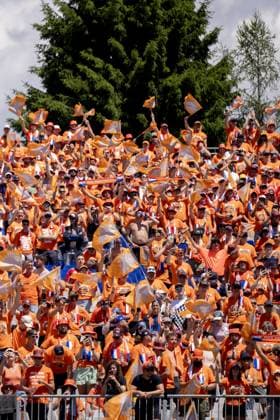 Formel 1, GP Österreich in Spielberg, Fahrerparade SPIELBERG - Fans during the drivers parade at the Red Bull Ring race track prior to the Grand Prix of Austria. ANP SANDER KING xVIxANPxSportx xxANPxIVx 530681561 originalFilename: 530681561.jpg
