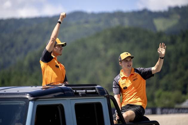 Formel 1, GP Österreich in Spielberg, Fahrerparade SPIELBERG - Lando Norris and Oscar Piastri (McLaren) during the drivers parade at the Red Bull Ring race track prior to the Grand Prix of Austria. ANP SANDER KING xVIxANPxSportx xxANPxIVx 530681562 originalFilename: 530681562.jpg