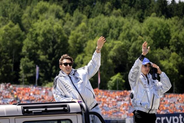 Formel 1, GP Österreich in Spielberg, Fahrerparade SPIELBERG - George Russell and Andrea Kimi Antonelli (Mercedes) during the drivers parade at the Red Bull Ring race track prior to the Grand Prix of Austria. ANP SANDER KING xVIxANPxSportx xxANPxIVx 530681564 originalFilename: 530681564.jpg
