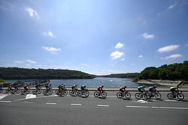 Belgian 2025 National Championship Binche 29 06 2025 BINCHE, BELGIUM - JUNE 29 : illustration picture of the riders at the Lacs de l Eau d Heure during the Men Elite cycling road race of the Belgian National Championships 2025 an UCI National Championships cycling race of 230 km with start in Binche and finish in Binche on June 29, 2025 in Binche, Belgium, 29 06 2025 Binche Belgium  Copyright: xNicoxVereeckenx