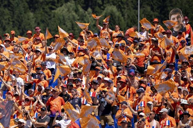 Formel 1, GP Österreich in Spielberg, Fahrerparade SPIELBERG - Fans during the drivers parade at the Red Bull Ring race track prior to the Grand Prix of Austria. ANP SANDER KING xVIxANPxSportx xxANPxIVx 530681644 originalFilename: 530681644.jpg