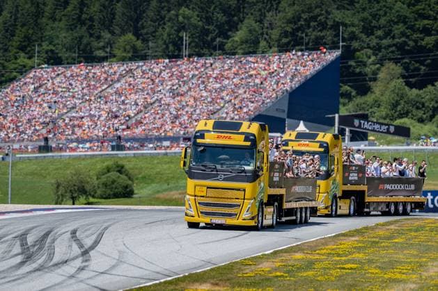 Formel 1, GP Österreich in Spielberg, Fahrerparade FORMULA 1 - GP of Austria 2025 SPIELBERG,AUSTRIA,29.JUN.25 - MOTORSPORTS, FORMULA 1 - Grand Prix of Austria, Red Bull Ring, drivers parade. Image shows fans.  GEPAxpictures xMatthiasxTrinkl