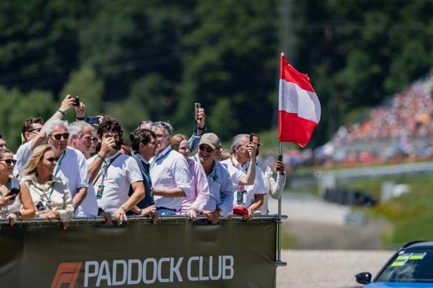 Formel 1, GP Österreich in Spielberg, Fahrerparade FORMULA 1 - GP of Austria 2025 SPIELBERG,AUSTRIA,29.JUN.25 - MOTORSPORTS, FORMULA 1 - Grand Prix of Austria, Red Bull Ring, drivers parade. Image shows fans.  GEPAxpictures xMatthiasxTrinkl