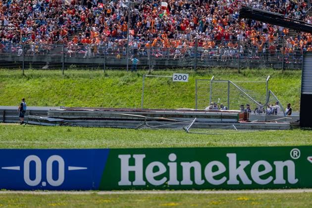 Formel 1, GP Österreich in Spielberg, Fahrerparade FORMULA 1 - GP of Austria 2025 SPIELBERG,AUSTRIA,29.JUN.25 - MOTORSPORTS, FORMULA 1 - Grand Prix of Austria, Red Bull Ring, drivers parade. Image shows repairs on the track.  GEPAxpictures xMatthiasxTrinkl