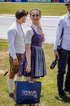 Formel 1, GP Österreich in Spielberg, Fahrerparade FORMULA 1 - GP of Austria 2025 SPIELBERG,AUSTRIA,29.JUN.25 - MOTORSPORTS, FORMULA 1 - Grand Prix of Austria, Red Bull Ring, drivers parade. Image shows a hostess.  GEPAxpictures xMatthiasxTrinkl