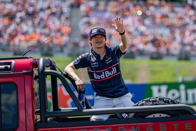 Formel 1, GP Österreich in Spielberg, Fahrerparade FORMULA 1 - GP of Austria 2025 SPIELBERG,AUSTRIA,29.JUN.25 - MOTORSPORTS, FORMULA 1 - Grand Prix of Austria, Red Bull Ring, drivers parade. Image shows Yuki Tsunoda (JPN Red Bull Racing).  GEPAxpictures xMatthiasxTrinkl