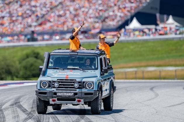 Formel 1, GP Österreich in Spielberg, Fahrerparade FORMULA 1 - GP of Austria 2025 SPIELBERG,AUSTRIA,29.JUN.25 - MOTORSPORTS, FORMULA 1 - Grand Prix of Austria, Red Bull Ring, drivers parade. Image shows Lando Norris (GBR McLaren) and Oscar Piastri (AUS McLaren).  GEPAxpictures xMatthiasxTrinkl