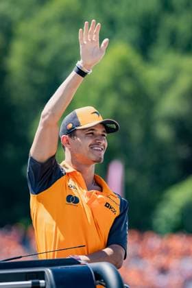 Formel 1, GP Österreich in Spielberg, Fahrerparade FORMULA 1 - GP of Austria 2025 SPIELBERG,AUSTRIA,29.JUN.25 - MOTORSPORTS, FORMULA 1 - Grand Prix of Austria, Red Bull Ring, drivers parade. Image shows Lando Norris (GBR McLaren).  GEPAxpictures xMatthiasxTrinkl