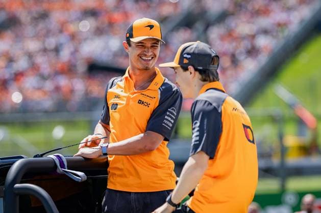 Formel 1, GP Österreich in Spielberg, Fahrerparade FORMULA 1 - GP of Austria 2025 SPIELBERG,AUSTRIA,29.JUN.25 - MOTORSPORTS, FORMULA 1 - Grand Prix of Austria, Red Bull Ring, drivers parade. Image shows Lando Norris (GBR McLaren) and Oscar Piastri (AUS McLaren).  GEPAxpictures xMatthiasxTrinkl