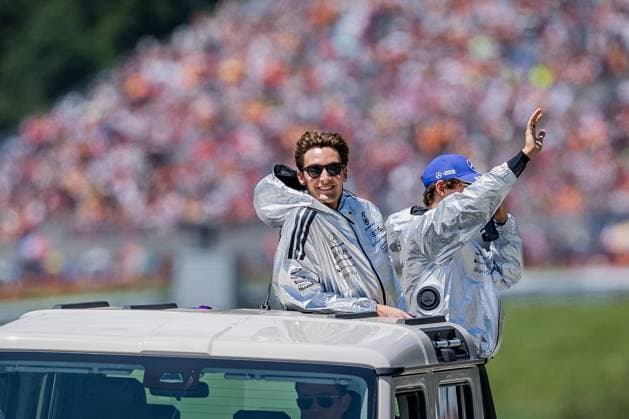 Formel 1, GP Österreich in Spielberg, Fahrerparade FORMULA 1 - GP of Austria 2025 SPIELBERG,AUSTRIA,29.JUN.25 - MOTORSPORTS, FORMULA 1 - Grand Prix of Austria, Red Bull Ring, drivers parade. Image shows George Russell (GBR Mercedes) and Andrea Kimi Antonelli (ITA Mercedes).  GEPAxpictures xMatthiasxTrinkl
