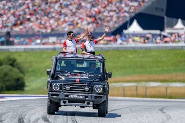 Formel 1, GP Österreich in Spielberg, Fahrerparade FORMULA 1 - GP of Austria 2025 SPIELBERG,AUSTRIA,29.JUN.25 - MOTORSPORTS, FORMULA 1 - Grand Prix of Austria, Red Bull Ring, drivers parade. Image shows Esteban Ocon (FRA Haas) and Oliver Bearman (GBR Haas).  GEPAxpictures xMatthiasxTrinkl