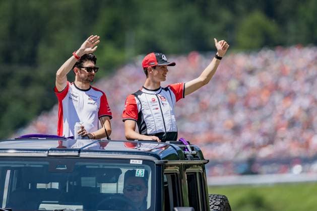 Formel 1, GP Österreich in Spielberg, Fahrerparade FORMULA 1 - GP of Austria 2025 SPIELBERG,AUSTRIA,29.JUN.25 - MOTORSPORTS, FORMULA 1 - Grand Prix of Austria, Red Bull Ring, drivers parade. Image shows Esteban Ocon (FRA Haas) and Oliver Bearman (GBR Haas).  GEPAxpictures xMatthiasxTrinkl