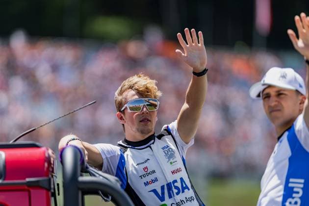 Formel 1, GP Österreich in Spielberg, Fahrerparade FORMULA 1 - GP of Austria 2025 SPIELBERG,AUSTRIA,29.JUN.25 - MOTORSPORTS, FORMULA 1 - Grand Prix of Austria, Red Bull Ring, drivers parade. Image shows Liam Lawson (NZL VCARB).  GEPAxpictures xMatthiasxTrinkl