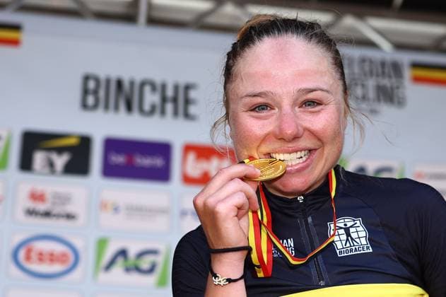 Belgian Justine Ghekiere celebrates on the podium in the national jersey after winning the women s elite road race of the Belgian Cycling Championships, 132,8 km from and to the Grand Place square in Binche on Sunday 29 June 2025. DAVIDxPINTENS  x128054228x