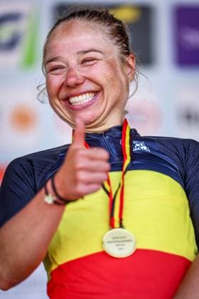 Sport Bilder des Tages Belgian Justine Ghekiere celebrates on the podium with the gold medal and the national jersey after winning the women s elite road race of the Belgian Cycling Championships, 132,8 km from and to the Grand Place square in Binche on Sunday 29 June 2025. DAVIDxPINTENS  x128054415x