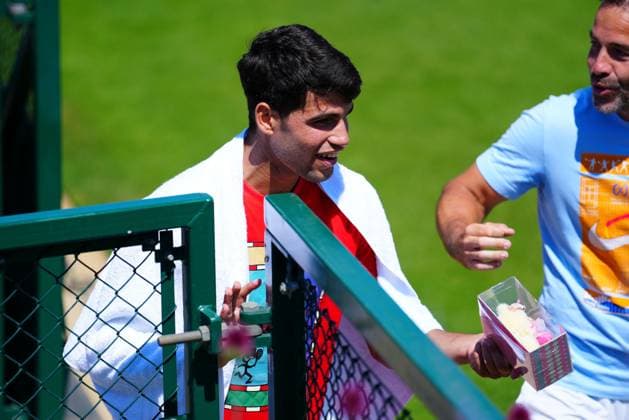 Carlos Alcaraz is handed a Labubu doll in a box after practice Wimbledon Tennis Championships, Sunday Practice, The All England Lawn Tennis and Croquet Club, London, UK - 29 Jun 2025London The All England Lawn Tennis and United Kingdom  Copyright: xJavierxGarcia Shutterstockx 15371377q