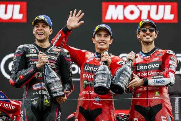 Bilder des Jahres 2025, Sport 06 Juni Sport Themen der Woche KW26 Sport Bilder des Tages ASSEN - (l-r) Marco Bezzecchi (ITA), Marc Marquez (SPA), Francesco Bagnaia (ITA) on the podium after the MotoGP race at the 100th Edition of the TT of Assen. ANP VINCENT JANNINK xVIxANPxSportx xxANPxIVx 530684312 originalFilename: 530684312.jpg