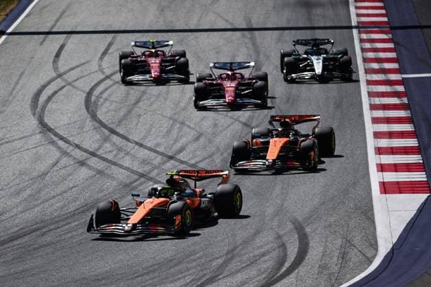 F1 - AUSTRIAN GRAND PRIX 2025 Star of the race, 04 NORRIS Lando (gbr), McLaren F1 Team MCL39, action and 81 PIASTRI Oscar (aus), McLaren F1 Team MCL39, action leads the group during the Formula 1 MSC Cruises Austrian Grand Prix 2025, 11th round of the 2025 FIA Formula One World Championship, WM, Weltmeisterschaft from June 27 to 29, 2025 on the Red Bull Ring, in Spielberg, Austria - SpielbergAustria Copyright: xALBERTOxVIMERCATIx
