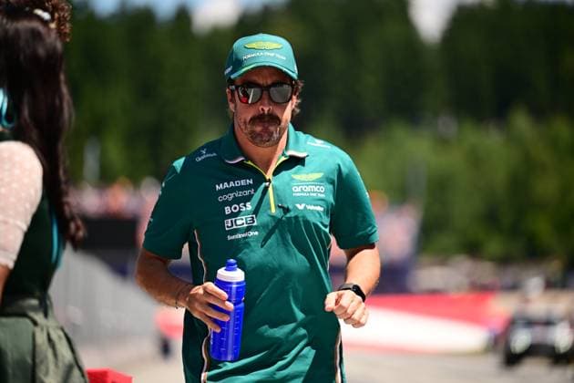 F1 Grand Prix of Austria Fernando Alonso of the Aston Martin Cognizant F1 Team walks during the race, the 12th round of the Formula 1 World Championship, WM, Weltmeisterschaft at the Red Bull Ring in Spielberg, Styria, Austria, on June 29, 2025. Spielberg Styria Austria  Copyright: xAndreaxDiodatox originalFilename:diodato-formula1250628_np7Kx.jpg