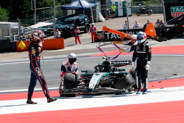 29 06 2025, xsvx, Motorsport FIA Formula 1, Austrian Grand Prix v l Max Verstappen Oracle Red Bull Racing starting number 1 and Andrea Kimi Antonelli Mercedes AMG Petronas starting number 12 after the accident FIA REGULATIONS PROHIBIT ANY USE OF PHOTOGRAPHS as IMAGE SEQUENCES and or QUASI VIDEO Zeltweg Spielberg