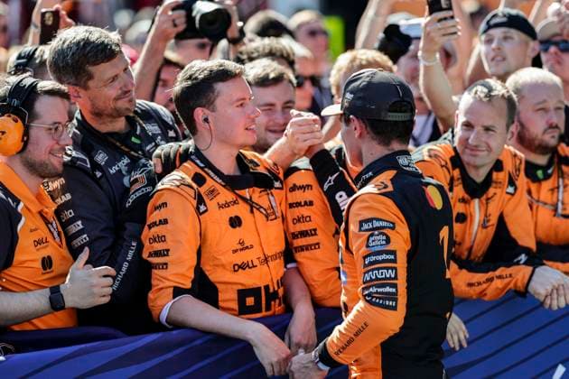 FORMULA 1 - GP of Austria 2025 SPIELBERG,AUSTRIA,29.JUN.25 - MOTORSPORTS, FORMULA 1 - Grand Prix of Austria, Red Bull Ring. Image shows the rejoicing of Lando Norris (GBR McLaren) with his team.  GEPAxpictures xMatthiasxTrinkl