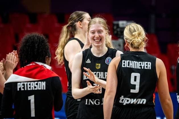 Basketball Piräus 29.06.2025 FIBA Women™s Eurobasket 2025 Platzierungsspiel um Platz 5 Tschechien (CZE) - Deutschland (GER) Jubel Deutschland Frida Bühner (Deutschland, No.20) Emma Eichmeyer (Deutschland, No.09) und andere *** Basketball Piraeus 29 06 2025 FIBA Women™s Eurobasket 2025 Placement match for 5th place Czech Republic CZE Germany GER Jubel Germany Frida Bühner Germany, No 20 Emma Eichmeyer Germany, No 09 and others