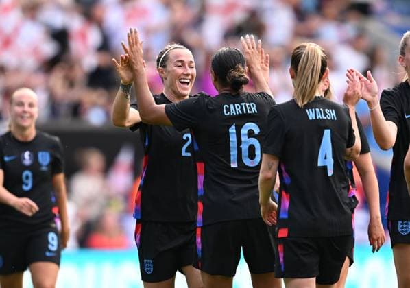 Lucy Bronze of England celebrates with Jess Carter after scoring the team s second goal England Women v Jamaica Women, International Friendly, Länderspiel, Nationalmannschaft Football, King Power Stadium, Leicester, UK - 29 Jun 2025Leicester King Power Stadium United Kingdom EDITORIAL USE ONLY No use with unauthorised audio, video, data, fixture lists, club league logos or live services. Online in-match use limited to 120 images, no video emulation. No use in betting, games or single club league player publications. Copyright: xAnnaxGowthorpe Shutterstockx 15377185y