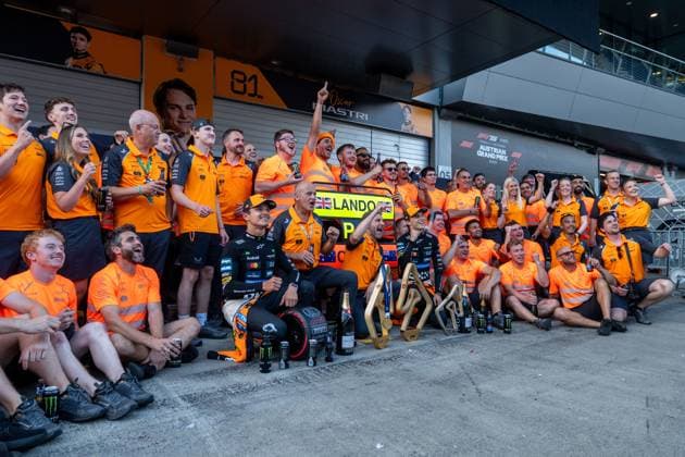 Lando Norris McLaren Formula 1 Team, Great Britain, 04 and team around Andrea Stella McLaren Formula 1 Team, Team Principal , Oscar Piastri McLaren Formula 1 Team, Australia, 81 cheer in the pit lane at the team photo victory photo about the victory and 2nd place double victory, AUT, Formula 1 World Championship, MSC Cruises Grand Prix of Austria, Red Bull Ring Spielberg, Race, Season 2025, 29 06 2025 AUT, Formula 1 World Championship, MSC Cruises Grand Prix of Austria, Red Bull Ring Spielberg, Race, Season 2025, 29 06 2025 Spielberg Copyright: xEibner-Pressefoto Memmlerx EP_MMR