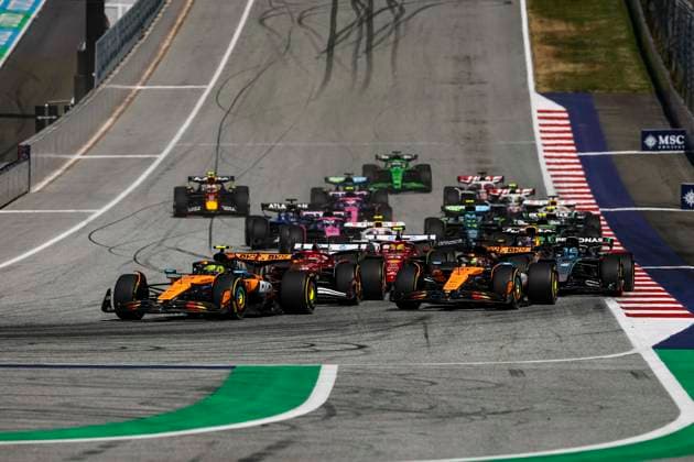 F1 - AUSTRIAN GRAND PRIX 2025 start of the race, depart, 04 NORRIS Lando (gbr), McLaren F1 Team MCL39, action 81 PIASTRI Oscar (aus), McLaren F1 Team MCL39, action 16 LECLERC Charles (mco), Scuderia Ferrari SF-25, action 44 HAMILTON Lewis (gbr), Scuderia Ferrari SF-25, action 63 RUSSELL George (gbr), Mercedes AMG F1 Team W16, action during the Formula 1 MSC Cruises Austrian Grand Prix 2025, 11th round of the 2025 FIA Formula One World Championship, WM, Weltmeisterschaft from June 27 to 29, 2025 on the Red Bull Ring, in Spielberg, Austria - SpielbergAustria Copyright: xXavixBonillax