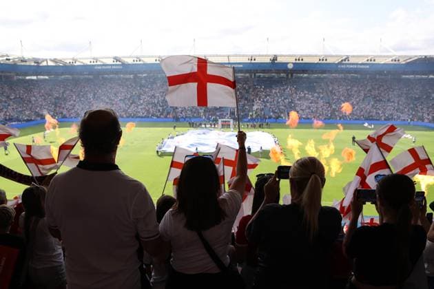 England gegen Jamaika Frauen 29. Juni 2025, Leicester Internationales Freundschaftsspiel England gegen Jamaika Fans halten England-Fahnen hoch, als die Spielerinnen hinausgehen Foto Jacques Feeney Abseits Leicester UK  Copyright: xJacquesxFeeneyx xOffsidexOffside