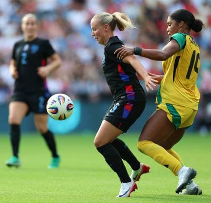England Women v Jamaica Women International Friendly, Länderspiel, Nationalmannschaft Beth Mead of England and Kameron Simmonds of Jamaica battle for the ball during the International Friendly match at the King Power Stadium, Leicester UK Newspapers OUT Copyright: xAndyxSumnerx FIL-21937-0056