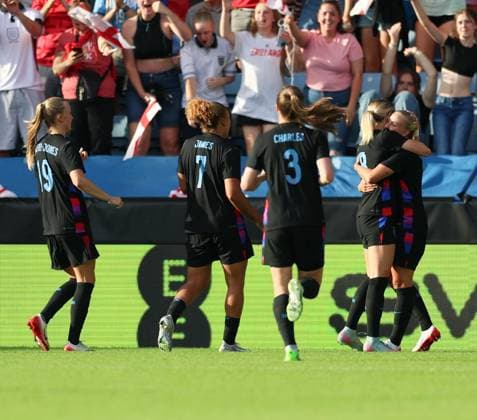 England Women v Jamaica Women International Friendly, Länderspiel, Nationalmannschaft Beth Mead of England (right) celebrates scoring the seventh goal for the team during the International Friendly match at the King Power Stadium, Leicester UK Newspapers OUT Copyright: xAndyxSumnerx FIL-21937-0076