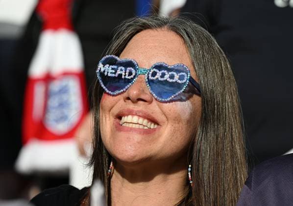 Sport Bilder des Tages A Beth Mead fan England Women v Jamaica Women, International Friendly, Länderspiel, Nationalmannschaft Football, King Power Stadium, Leicester, UK - 29 Jun 2025Leicester King Power Stadium United Kingdom EDITORIAL USE ONLY No use with unauthorised audio, video, data, fixture lists, club league logos or live services. Online in-match use limited to 120 images, no video emulation. No use in betting, games or single club league player publications. Copyright: xAnnaxGowthorpe Shutterstockx 15377185ba