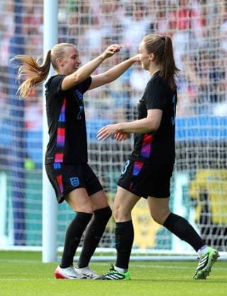 England v Jamaica - Women s International Friendly, Länderspiel, Nationalmannschaft Aggie Beever-Jones celebrates scoring their side s sixth goal of the game with Niamh Charles of England during the Women s international friendly match between England and Jamaica at The King Power Stadium on June 29, 2025 in Leicester, England. Leicester The King Power Stadium England United Kingdom Copyright: xNigelxFrench Sportsphoto APLx 14129210