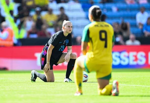 Players take the knee before kick off England Women v Jamaica Women, International Friendly, Länderspiel, Nationalmannschaft Football, King Power Stadium, Leicester, UK - 29 Jun 2025Leicester King Power Stadium United Kingdom EDITORIAL USE ONLY No use with unauthorised audio, video, data, fixture lists, club league logos or live services. Online in-match use limited to 120 images, no video emulation. No use in betting, games or single club league player publications. Copyright: xAnnaxGowthorpe Shutterstockx 15377185bh