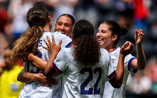 Women s International Friendly, Länderspiel, Nationalmannschaft TQL Stadium, Ohio 29 6 2025 United States vs Republic of Ireland USA s Emma Sears, Lynn Biyendolo and Yazmeen Ryan celebrate with with team mates Emma Sears, Lynn Biyendolo and Yazmeen Ryan celebrate with with team mates 29 6 2025  Copyright: x INPHO RyanxByrnex RB1_8569