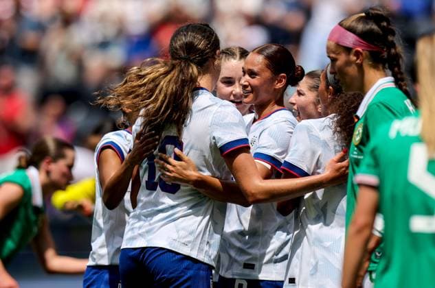 Women s International Friendly, Länderspiel, Nationalmannschaft TQL Stadium, Ohio 29 6 2025 United States vs Republic of Ireland USA s Emma Sears, Lynn Biyendolo and Yazmeen Ryan celebrate with with team mates Emma Sears, Lynn Biyendolo and Yazmeen Ryan celebrate with with team mates 29 6 2025  Copyright: x INPHO RyanxByrnex RB1_8609