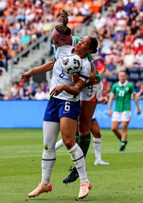 Women s International Friendly, Länderspiel, Nationalmannschaft TQL Stadium, Ohio 29 6 2025 United States vs Republic of Ireland Ireland s Amber Barrett competes in the air with Lynn Biyendolo of USA Amber Barrett competes in the air with Lynn Biyendolo 29 6 2025  Copyright: x INPHO RyanxByrnex RB3_6530