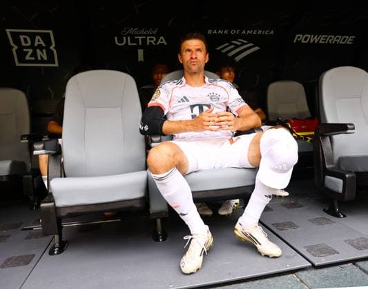 Sport Themen der Woche KW26 Sport Bilder des Tages Miami Gardens, USA, 29th June 2025. Thomas Mueller of FC Bayern Munich takes a seat on the bench during the CR Flamengo vs Bayern Munich FIFA Club World Cup match at Hard Rock Stadium, Miami Gardens. Picture credit should read: David Klein Sportimage EDITORIAL USE ONLY. No use with unauthorised audio, video, data, fixture lists, club league logos or live services. Online in-match use limited to 120 images, no video emulation. No use in betting, games or single club league player publications. SPI_027_DK_Flamengo_Bayern SPI-3999-0028