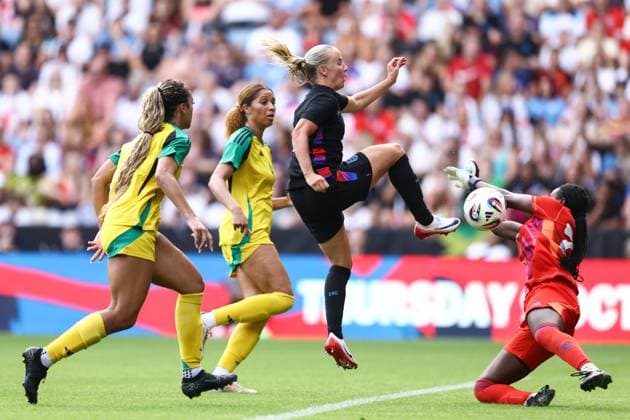 England gegen Jamaika Frauen 29. Juni 2025, Leicester Internationales Freundschaftsspiel der Frauen England gegen Jamaika Beth Mead aus England springt, um den Ball zu kontrollieren Foto Jacques Feeney Abseits Leicester UK  Copyright: xJacquesxFeeneyx xOffsidexOffside