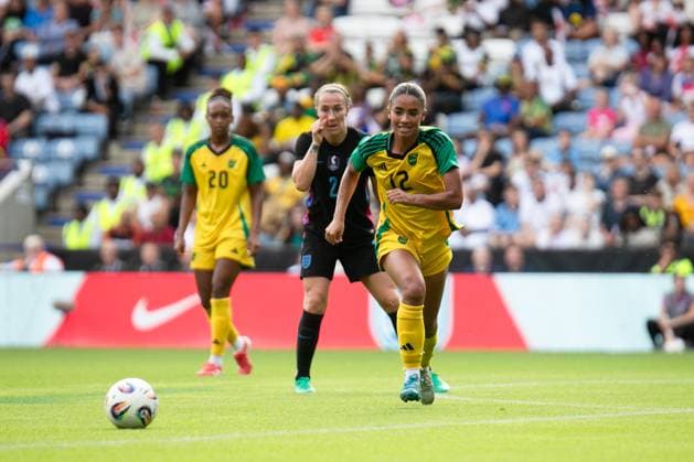 England Women and Jamaica Women, International Friendly, Länderspiel, Nationalmannschaft LEICESTER, ENGLAND - JUNE 29: Alyssa Van Zanten of Jamaica Women and Lucy Bronze of England Women during the International Friendly match between England Women and Jamaica Women at King Power Stadium on June 29, 2025 in Leicester, England Leicester United Kingdom Copyright: xNinaxFarooqix