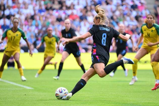 England v Jamaica - Women s International Friendly, Länderspiel, Nationalmannschaft Georgia Stanway of England lines up a cross during the International Friendly match between England Women and Jamaica at the King Power Stadium in Leicester, England, on June 29, 2025. Leicester Leicestershire United Kingdom  Copyright: xMIxNewsx originalFilename:fletcher-englandw250629_nprWp.jpg