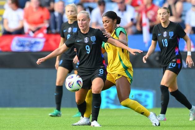 England v Jamaica - Women s International Friendly, Länderspiel, Nationalmannschaft Beth Mead of England shields the ball from Kameron Simmonds of Jamaica during the International Friendly match between England Women and Jamaica at the King Power Stadium in Leicester, England, on June 29, 2025. Leicester Leicestershire United Kingdom  Copyright: xMIxNewsx originalFilename:fletcher-englandw250629_npIz2.jpg