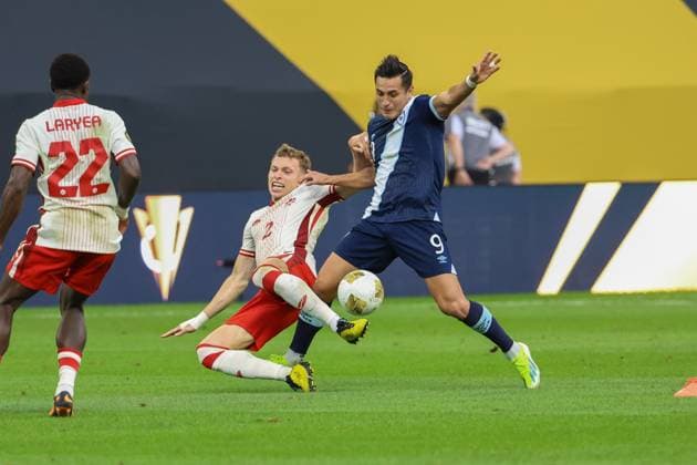 June 29, 2025, Minneapolis, Minnesota, United States: Guatemala forward RUBIO MENDEZ (9) attempts to pass a sliding Canadian defender. Canada and Guatemala faced off in the MenÃ¢â‚¬â ¢s 2025 CONCACAF quarterfinals at US Bank Stadium in Minneapolis Minnesota on Sunday June 29th. Guatemala was victorious winning in a penalty shootout. Minneapolis United States - ZUMAt166 20250629_zsp_t166_002 Copyright: xMichaelxTurnerx
