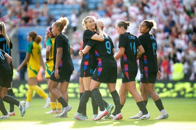 England Women and Jamaica Women, International Friendly, Länderspiel, Nationalmannschaft LEICESTER, ENGLAND - JUNE 29: Chloe Kelly of England Women and Beth Mead of England Women during the International Friendly match between England Women and Jamaica Women at King Power Stadium on June 29, 2025 in Leicester, England Leicester United Kingdom Copyright: xNinaxFarooqix