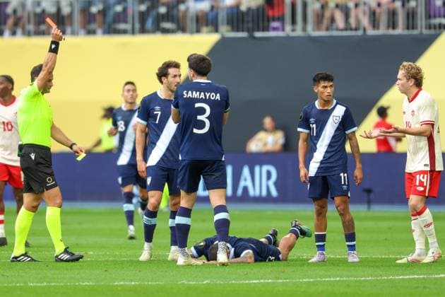 Sport Bilder des Tages June 29th, 2025: Canada forward Jacob Shaffelburg (14) receives a red card during a CONCACAF Gold Cup quarterfinals soccer match between Canada and Guatemala at US Bank Stadium in Minneapolis, MN. -CSM. Minneapolis USA - ZUMAc04_ 20250629_zma_c04_172 Copyright: xStevenxGarciax